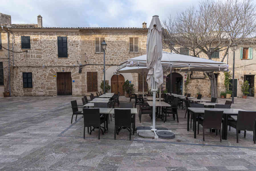Mallorca - Alcúdia 14 - plaza de La Constitució.jpg